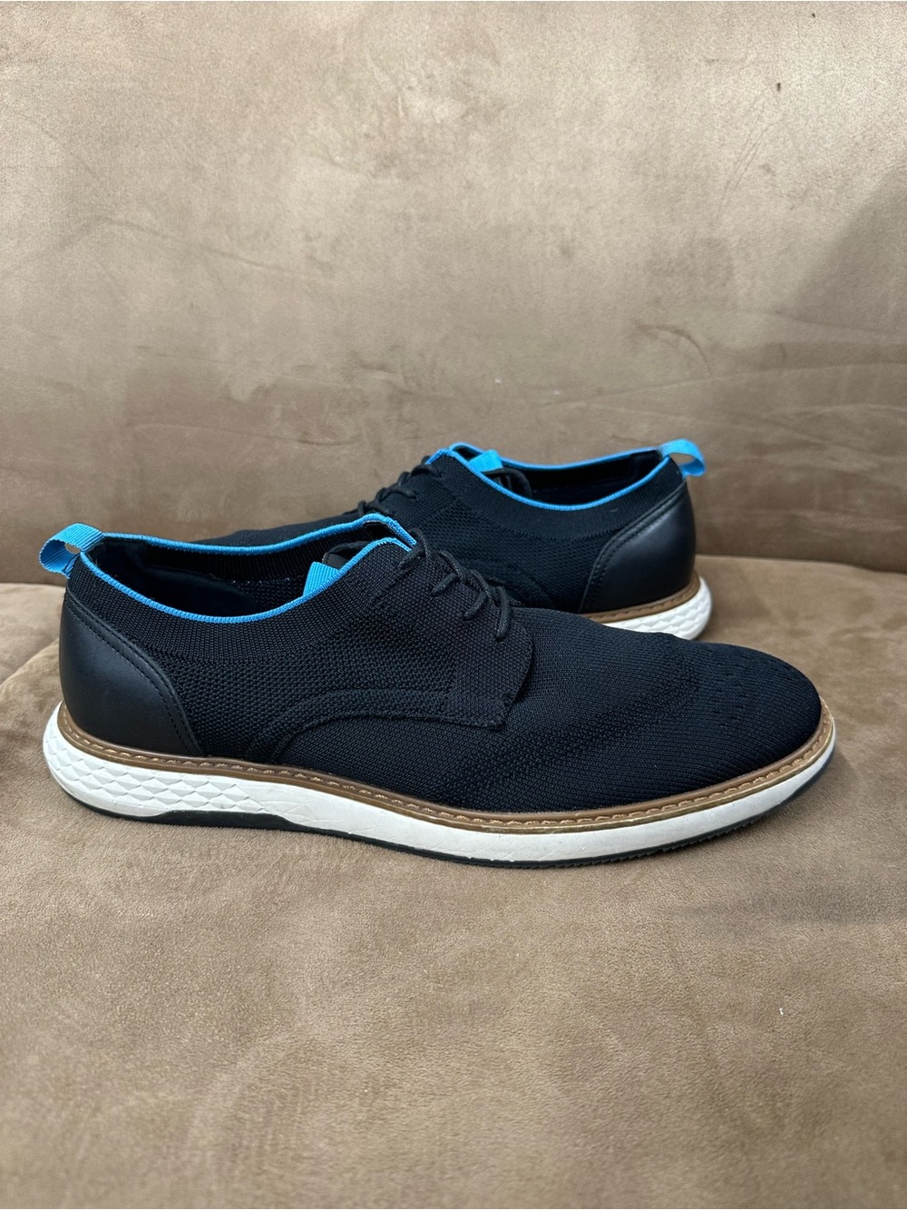 Vince camuto VY-Saladin Black Knit Lace-Up Casual Shoes with Blue Trim size 9.5